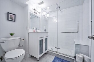 8 Manning Ave, Unit SI ID1521796P in Toronto, ON - Building Photo - Building Photo
