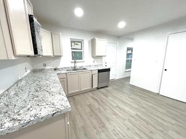 319 Woodard Ave in Cleburne, TX - Building Photo - Building Photo