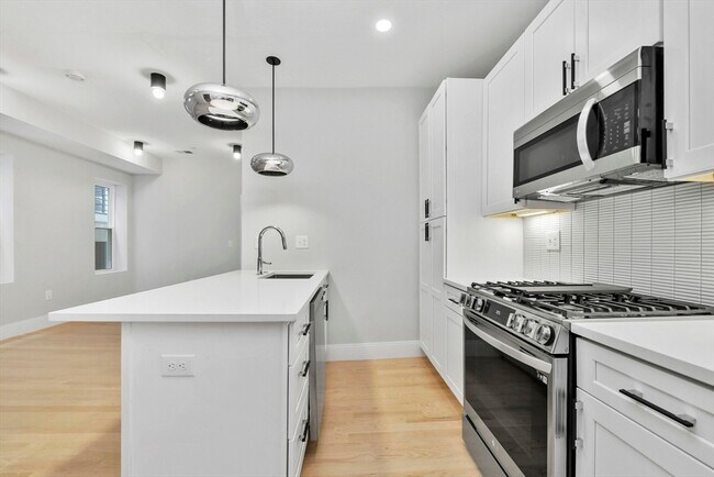 184 Paris St, Unit #2 in Boston, MA - Building Photo - Building Photo