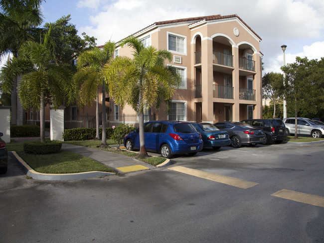 Gables Park in Miami, FL - Foto de edificio - Building Photo