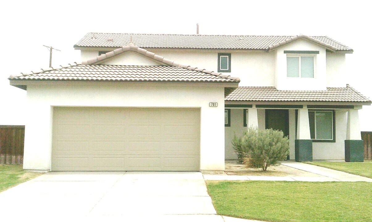 701 Dawn Ct in Imperial, CA - Building Photo