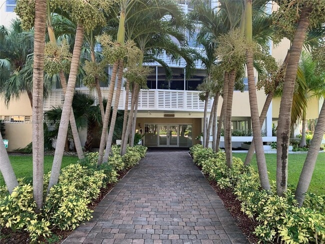 555 Crandon Blvd in Key Biscayne, FL - Foto de edificio - Building Photo