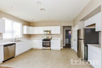 13741 Starshine Dr, Unit 2-405 in Victorville, CA - Building Photo - Building Photo