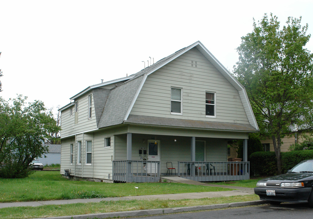 613 W Knox Ave in Spokane, WA - Foto de edificio