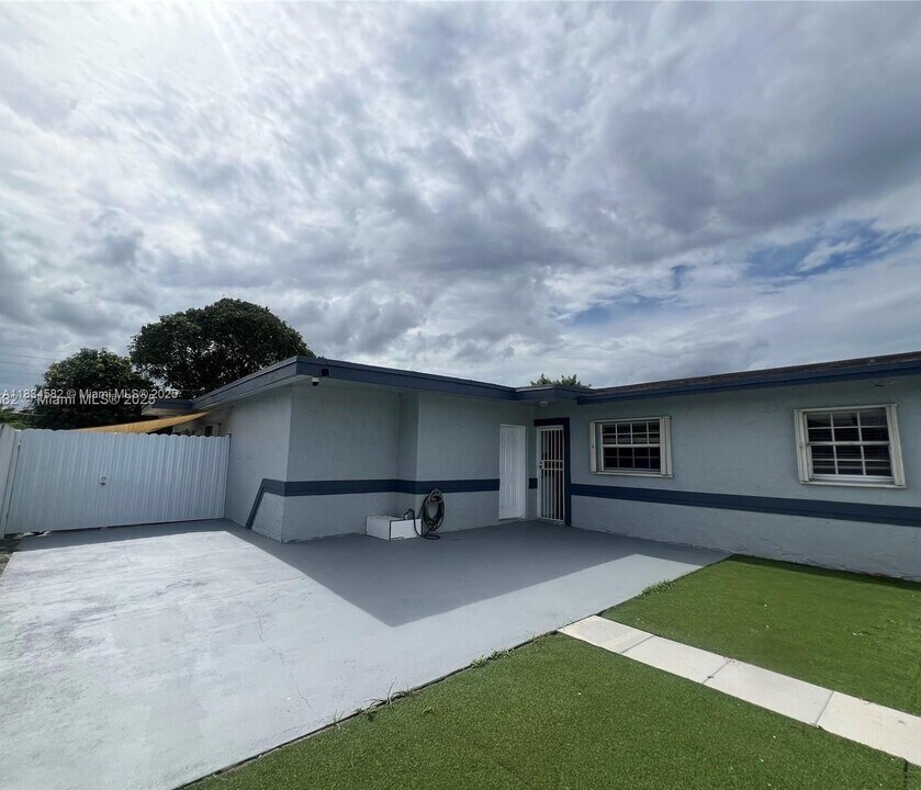 19120 NW 36th Ave in Miami Gardens, FL - Building Photo