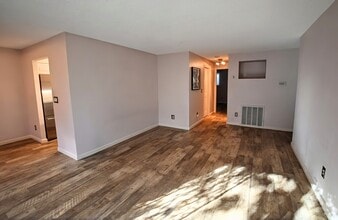 3711 26th Pl W, Unit 108 in Seattle, WA - Foto de edificio - Building Photo