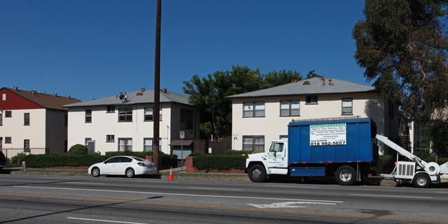 7333-7339 Woodman Ave in Van Nuys, CA - Building Photo - Building Photo