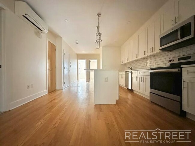 STUNNING 4 BEDROOM IN BRIGHT APARTMENT! in Brooklyn, NY - Foto de edificio - Building Photo