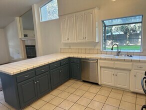2322 E Murray Ct in Visalia, CA - Building Photo - Building Photo