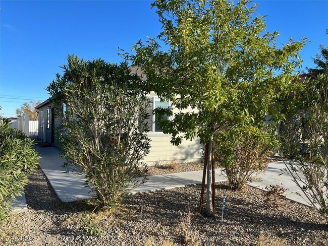 2325 Mariposa Ave in Las Vegas, NV - Building Photo - Building Photo