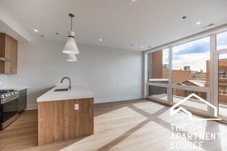 1620 W Grand Ave, Unit 2W in Chicago, IL - Foto de edificio - Building Photo