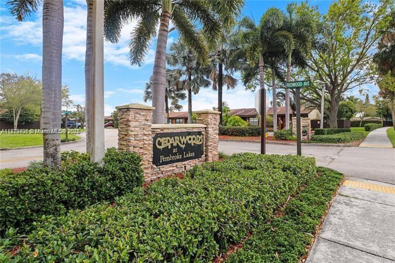 2310 Plum Ct in Pembroke Pines, FL - Building Photo