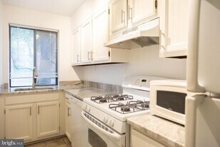 3815 Davis Pl NW in Washington, DC - Building Photo