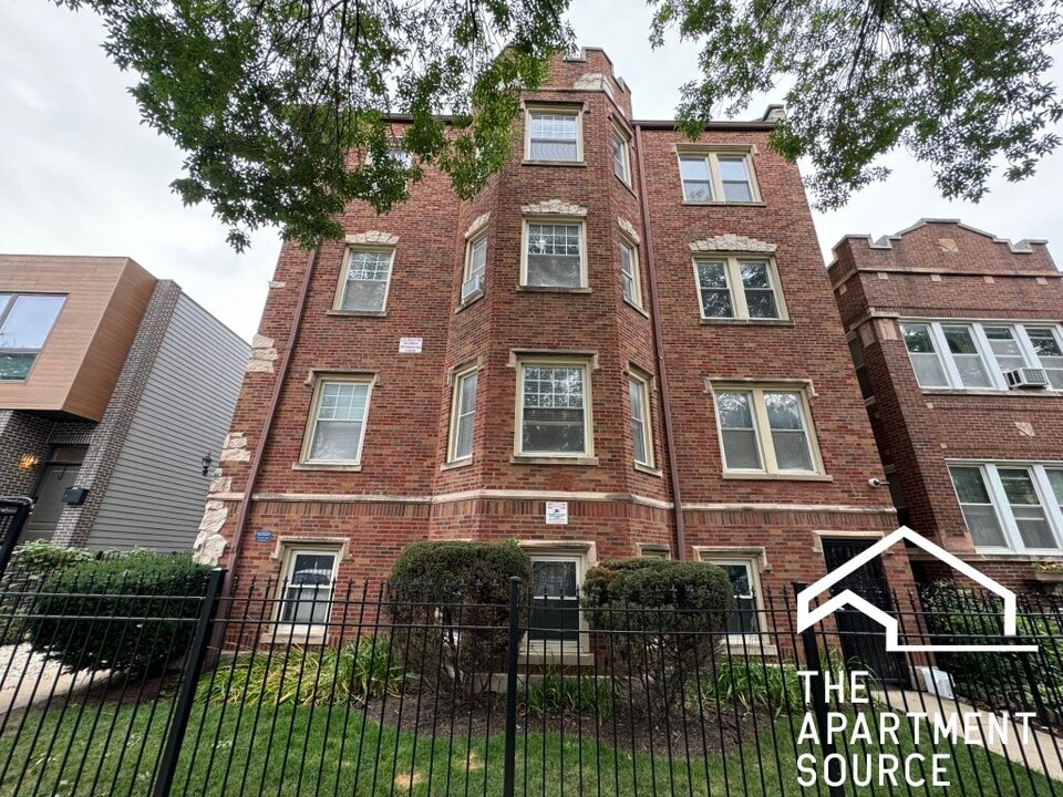 2440 N Hamlin Ave, Unit 2B in Chicago, IL - Building Photo