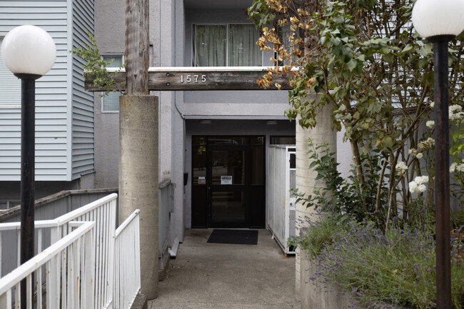 1575 5th Av E in Vancouver, BC - Building Photo - Building Photo