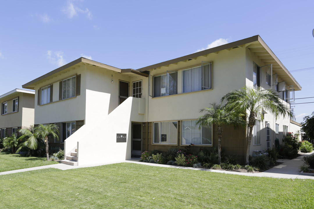 2932 Peppertree Ln in Costa Mesa, CA - Building Photo