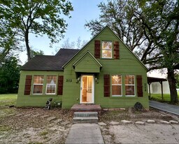 212 W Hunnicutt Ave in Baytown, TX - Building Photo