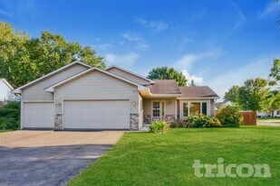 9319 93rd St S in Cottage Grove, MN - Building Photo