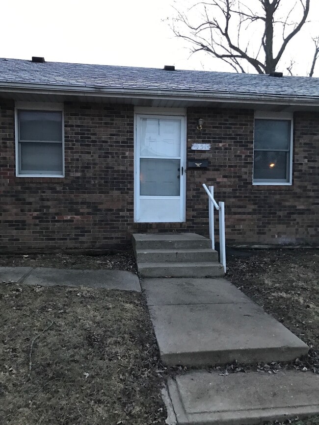 951 E. Wabash St in Frankfort, IN - Foto de edificio - Building Photo