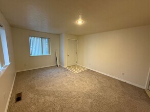 180-190 NE 10th St in Madras, OR - Building Photo - Building Photo