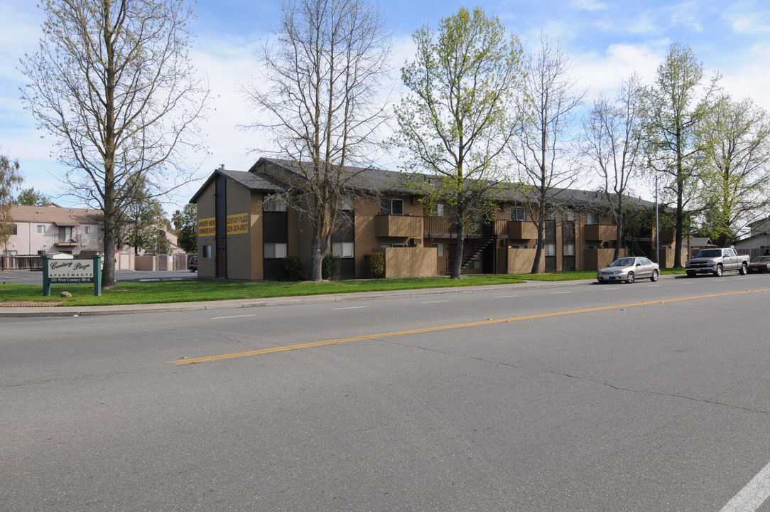 Century Plaza Apartments in Lodi, CA - Building Photo