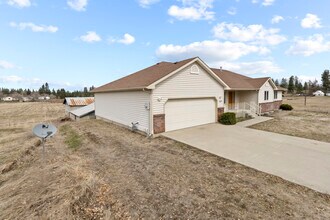 5704 W Garden Springs Rd in Spokane, WA - Foto de edificio - Building Photo