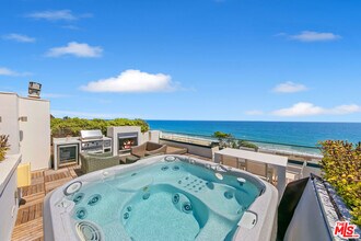 22065 Pacific Coast Hwy in Malibu, CA - Building Photo - Building Photo