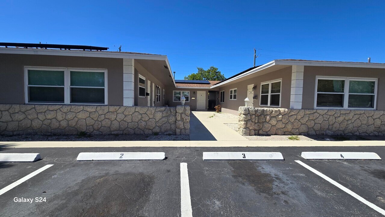 4761 NE 21st Terrace in Lighthouse Point, FL - Building Photo