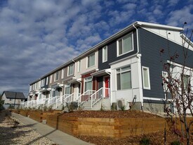 787-787 Lewis Greens Dr NW in Edmonton, AB - Building Photo