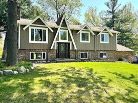 2568 Sun Terrace in Hartland, MI - Building Photo