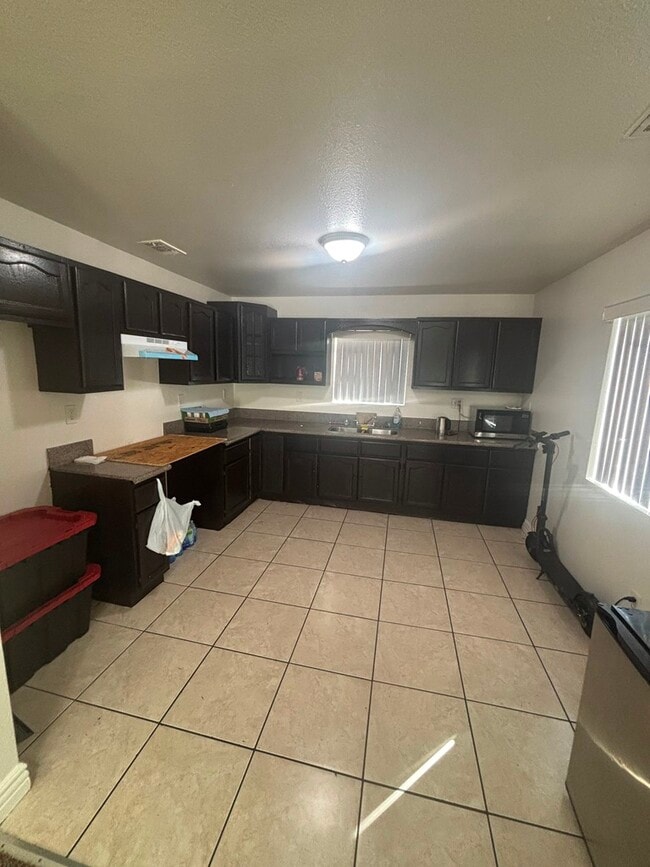 9123 Baring Cross St in Los Angeles, CA - Foto de edificio - Building Photo