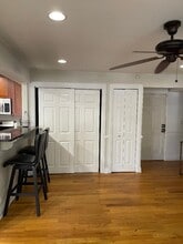 2501 W Touhy Ave, Unit 102 in Chicago, IL - Building Photo - Building Photo