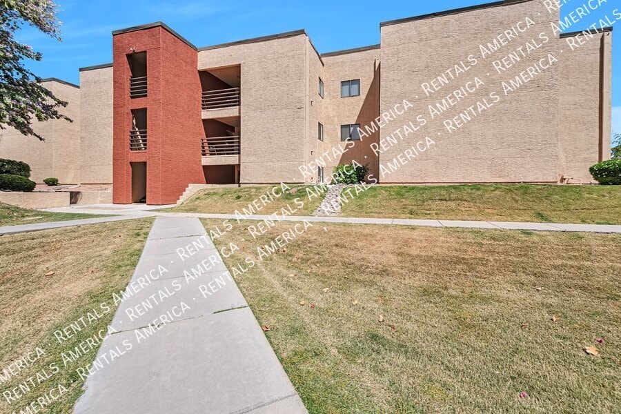 1340 N Recker Rd in Mesa, AZ - Building Photo