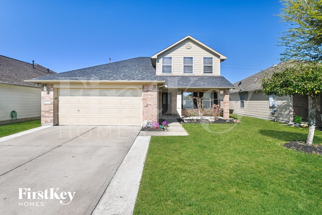 8003 Ginger Park Dr in Baytown, TX - Foto de edificio