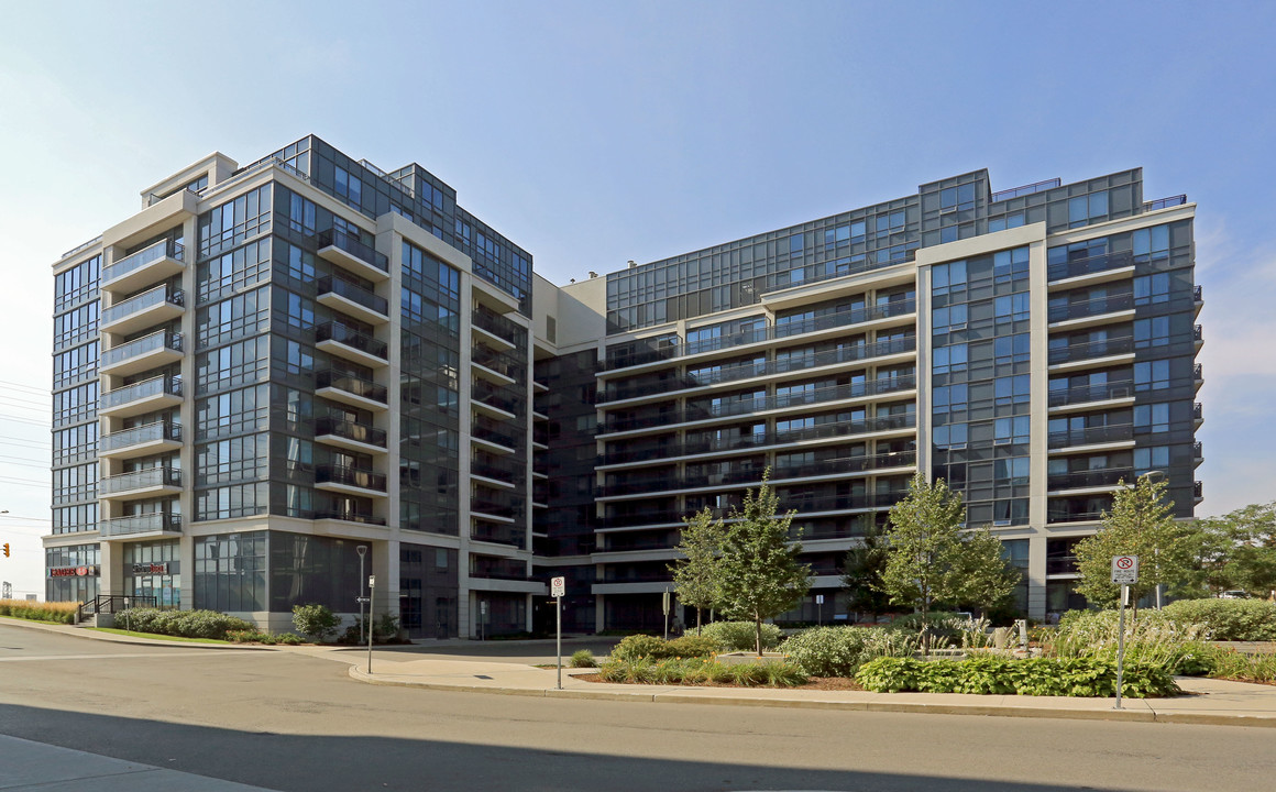 West Tower in Richmond Hill, ON - Building Photo