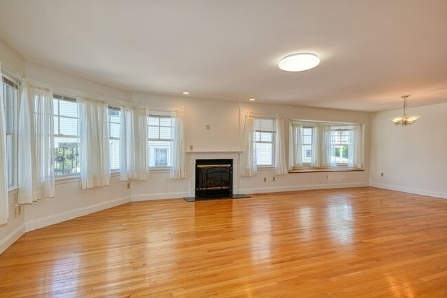 18 Clyde Rd, Unit 18 in Watertown, MA - Building Photo - Building Photo