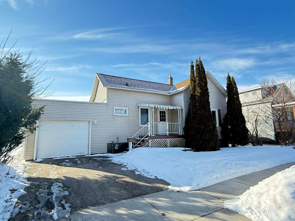 208 Bird St in Marinette, WI - Building Photo