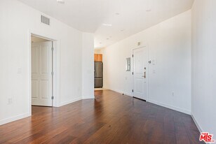 5531 La Mirada Ave in Los Angeles, CA - Building Photo