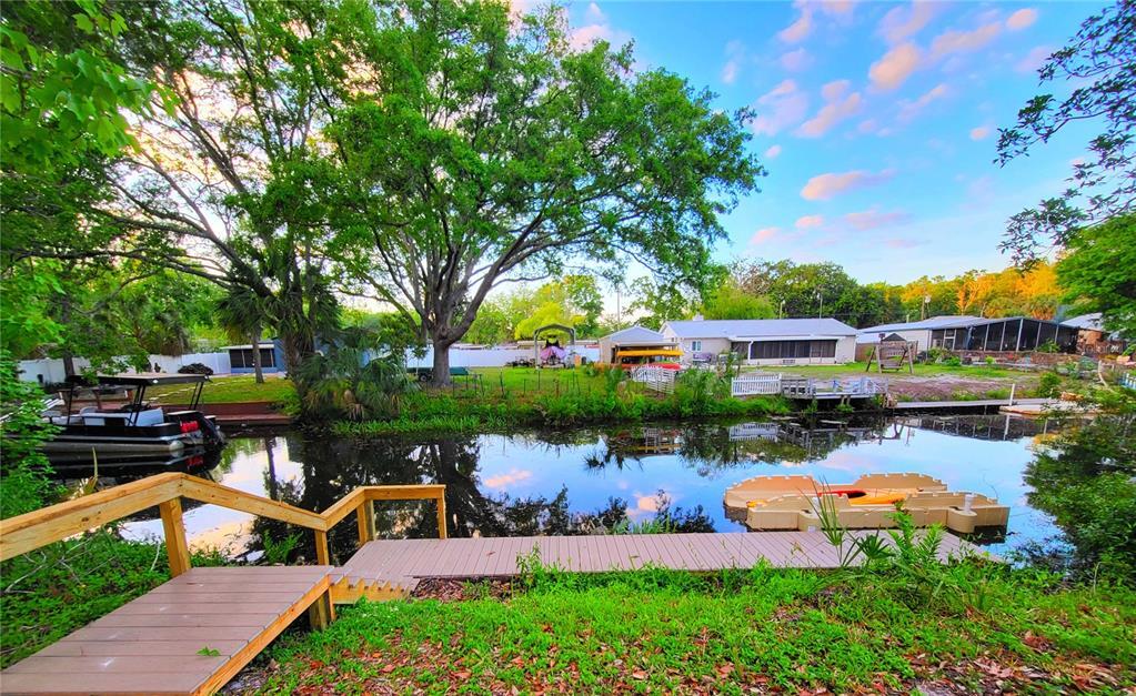 6433 Theresa Ave in Spring Hill, FL - Foto de edificio