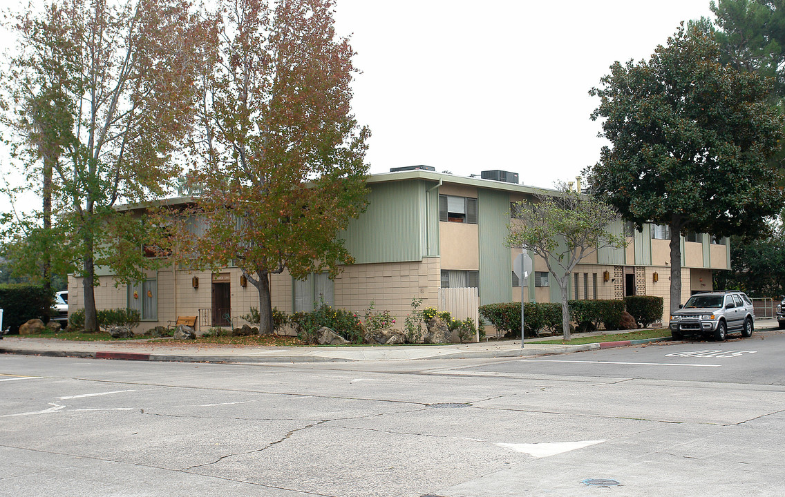 Almond Apartments in Orange, CA - Foto de edificio