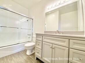 350 N Oakhurst Dr, Unit 201 in Beverly Hills, CA - Foto de edificio - Building Photo