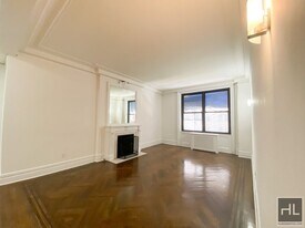 200 W 58th St in New York, NY - Building Photo