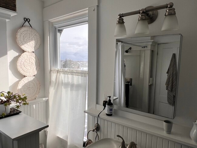 38 Summer St, Unit Summer Street, 3rd Floor in Gloucester, MA - Building Photo - Building Photo