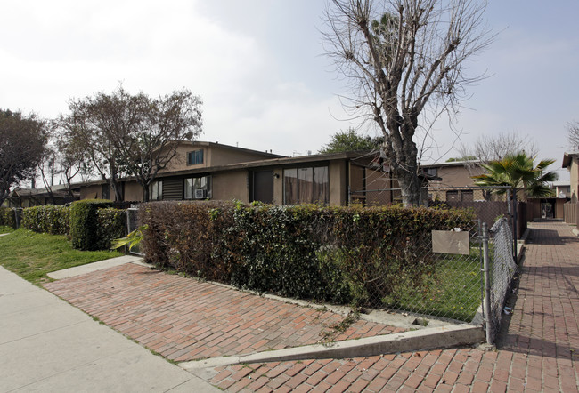 San Cristobal Apartments in Pomona, CA - Foto de edificio - Building Photo