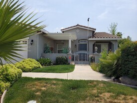 1764 E Golden Way in Dinuba, CA - Building Photo