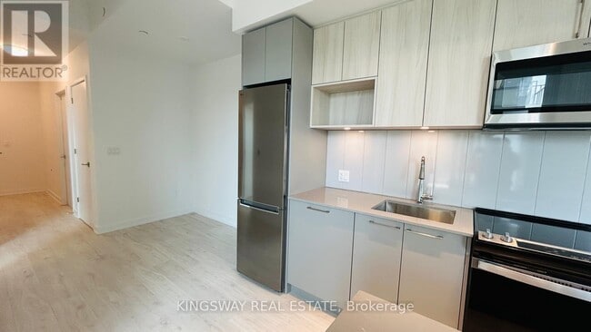 500 Plains Rd E in Burlington, ON - Building Photo - Building Photo