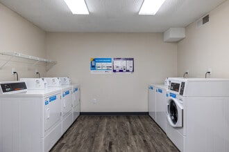 Shawnee Lake Apartments in Topeka, KS - Building Photo - Interior Photo