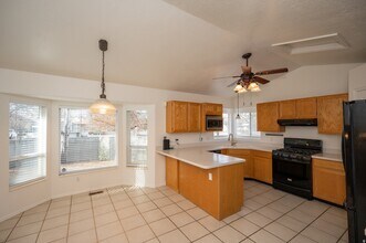 8004 Old Barn Dr in Sandy, UT - Foto de edificio - Building Photo