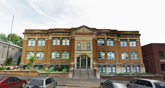 Rivertrace Senior Apartments in Madison, IN - Foto de edificio - Building Photo