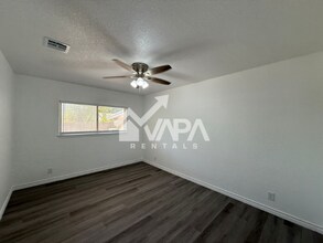 8327 Greenham in San Antonio, TX - Foto de edificio - Building Photo